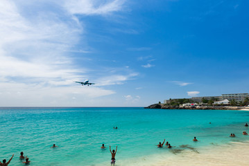 Fototapeta na wymiar airplane landing over the sea, beach of Maho bay, Caribbean