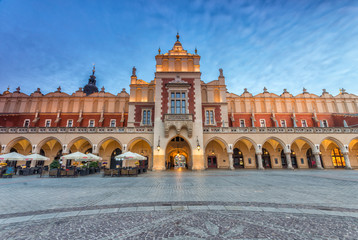 Fototapeta na wymiar Famous Cloth Hall on Main Market Square in Krakow, illuminated in the night