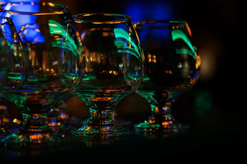 Бокалы для спиртного на барной стойке
