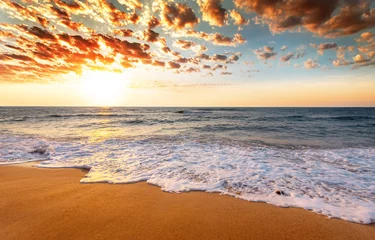 Crédence de cuisine en verre imprimé Mer / coucher de soleil Beautiful sunrise over the tropical beach.