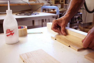 Schreiner baut ein Modell Holz & Laim