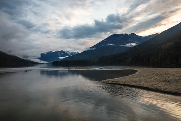 Obraz premium Beautiful landscape view on a lake during a peaceful cloudy sunset. Taken in Birkenhead Lake, British Columbia, Canada.