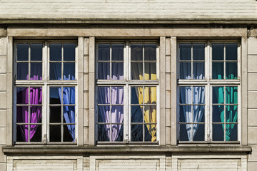 Fenster mit den Farben in den Grundfarben
