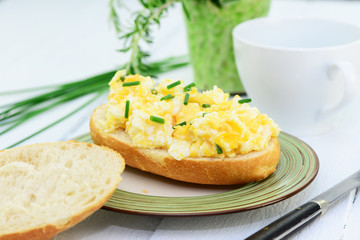 Brötchen mit Rührei