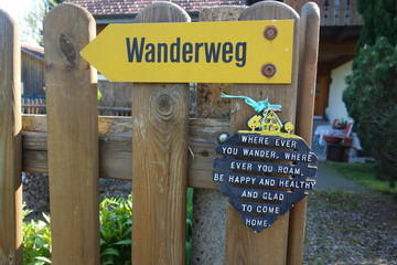 Lebensweisheit am Gartenzaun