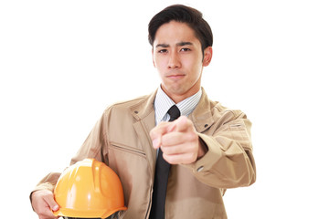 怒った表情の労働者