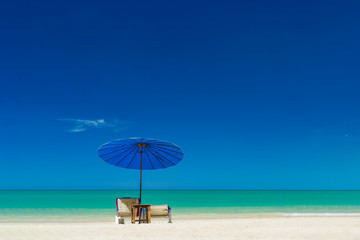 Umbrellas and sunbeds on the beach - obrazy, fototapety, plakaty