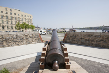 Fototapeta na wymiar Old canon from war displayed in old Quebec City