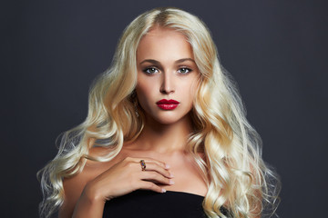 Fototapeta premium luksusowa piękna młoda kobieta z zdrowy loki blond włosy. dziewczyna z makijażem i biżuterią