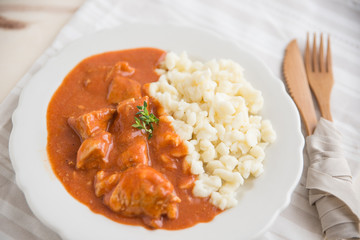 Gulasch mit Nockerl 