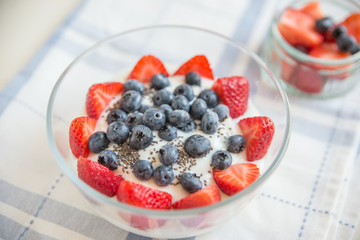 Joghurt mit Beeren 