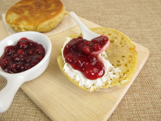 Selbst gemachte Toastbrötchen aus der Pfanne mit Preiselbeeren zum Frühstück