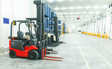 Large warehouse with forklifts © patboon