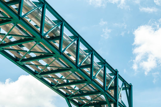 Industrial pipelines on pipe-bridge 