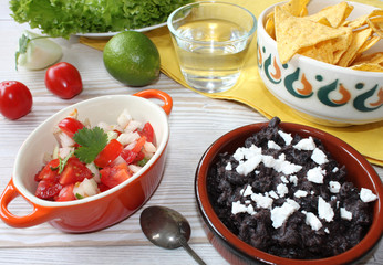 pico de gallo - frijoles negros, frische Tomaten-Salsa und Schwarze-Bohnenmus mit Nachos 