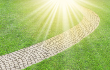 Der Weg zum Licht - gepflasterter Weg und Sonnenstrahlen  - Way to the light - paved path and...