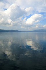 Fototapeta na wymiar 洞爺湖の水面に映る夏の雲