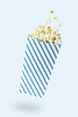Fliegende Popcorn mit blaugestreifter Packung