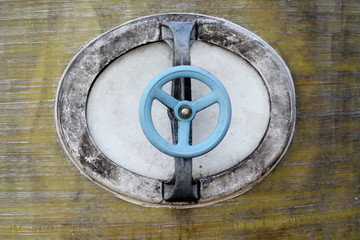 Closeup of a wheel on a frementation vessel