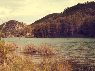 Paisaje desolado de un lago unto a unas montañas. Vista de frente. Concepto: Naturaleza