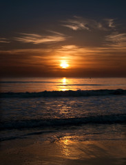 Paisaje de un atardecer y o amanecer en la playa. Vista de frente. Formato vertical
