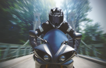 Obrazy na Plexi  Szybka jazda motocyklem z rozmyciem ruchu
