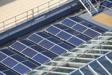 Obraz premium Panele słoneczne na dachu
