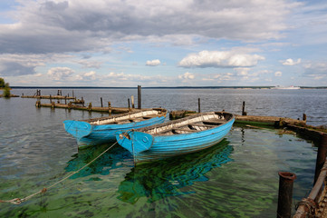 Fototapeta premium Две лодки на причале на берегу Горьковского водохранилища в летний день