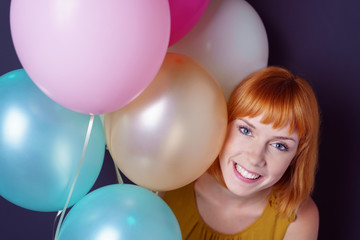 Fototapeta na wymiar lachende frau mit bunten luftballons