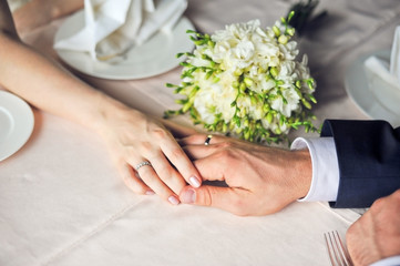 Obraz na płótnie Canvas Hands of the bride and groom