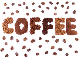 Надпись (coffee) из разных видов кофе и кофейные зёрна на белом фоне