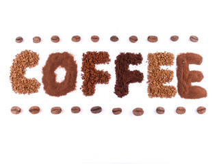Надпись (coffee) из разных сортов кофе на белом фоне
