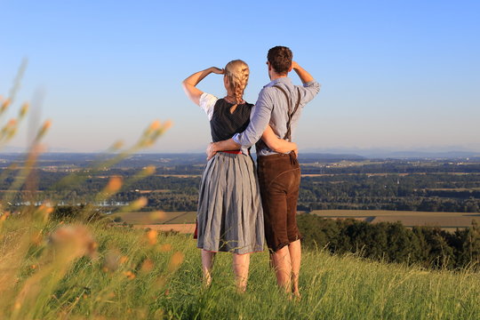 Paar in Tracht h&auml;lt Ausschau in Natur