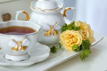 Чайный сервиз с чаем и цветами