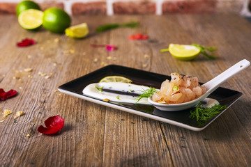 tartare di gamberi al lime con la fonduta di mozzarella di bufala, fuoco selettivo 