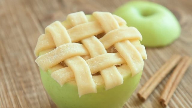 Baked green apples with cinnamone and honey
