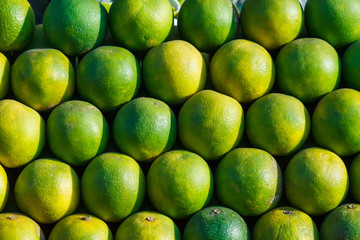 Many green oranges