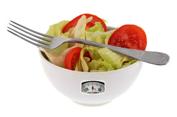 Concept de bol-balance avec une salade de tomate