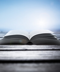 Aufgeschlagenes Buch