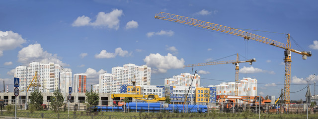 Строительная техника на строительстве современного...