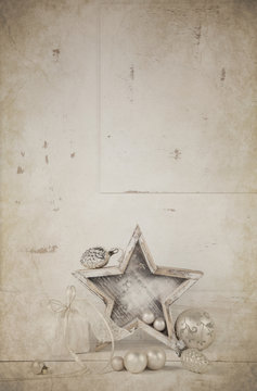 Hochformat Hintergrund mit Dekoration zu Weihnachten in beige, wei&szlig;, silber und grau.