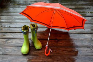 Regenschirm und Gummistiefel
