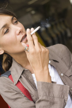 portrait d'une femme qui fume