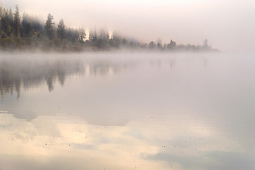 Un épais brouillard tôt le matin sur un lac de montagne Tôt le matin sur le lac Yazevoe dans les montagnes de l& 39 Altaï, au Kazakhstan