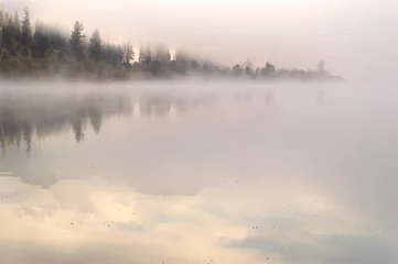 Crédence de cuisine en verre imprimé Lac / étang Un épais brouillard tôt le matin sur un lac de montagne Tôt le matin sur le lac Yazevoe dans les montagnes de l& 39 Altaï, au Kazakhstan