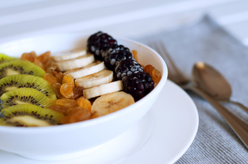 Kiwi banana dewberry raisin oatmeal smoothie bowl © different_nata