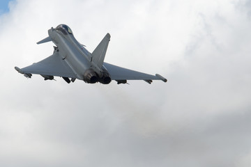 EF-2000 Eurofighter despegando