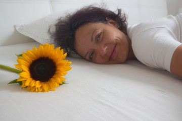 Glückliche Frau mit Sonnenblume