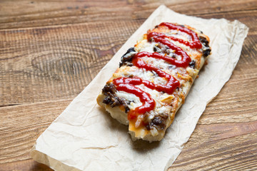 Pieczona bagietka z serem i pieczarkami