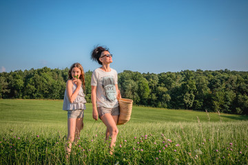 Fototapeta premium Fillette et femme en promenade dans la campagne du Parc Naturel Régional du Pilât